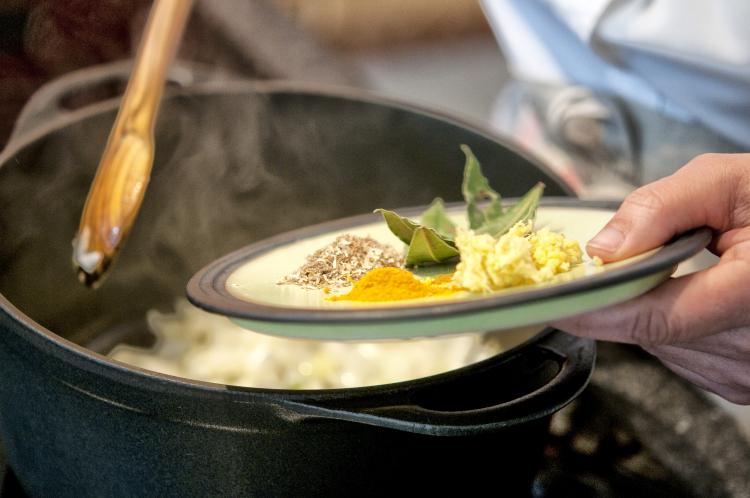 Ayurveda Kochkurs: Andünsten einer Gewürzmischung